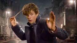 Eddie Redmayne as Newt Scamander gets ready to face some fantastic beasts in the top 2016 fantasy movie Fantastic Beasts and Where to Find Them.
